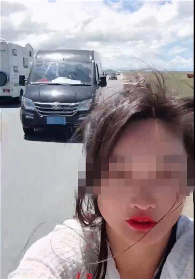 女主播路邊直播遇大叔，溫暖日常的意外邂逅