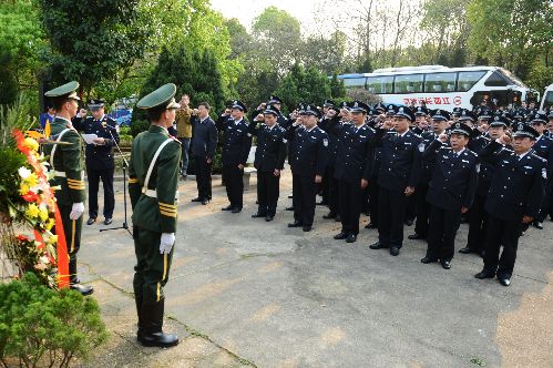 致敬英雄民警，犧牲精神永垂不朽